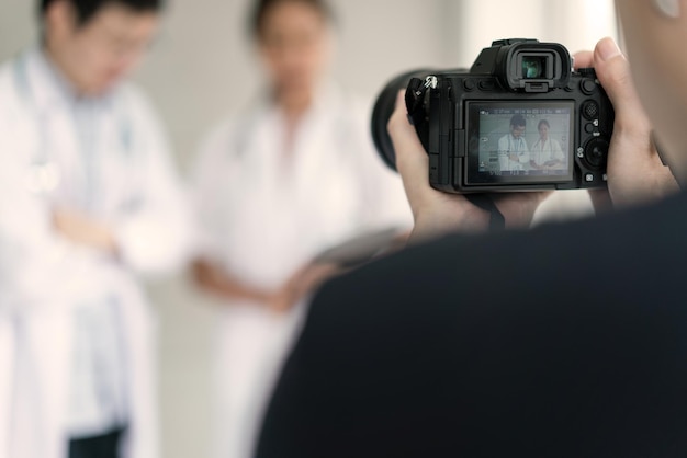 Photographe prenant des images sur le concept de médecins et d'infirmières à vendre sur le site Web