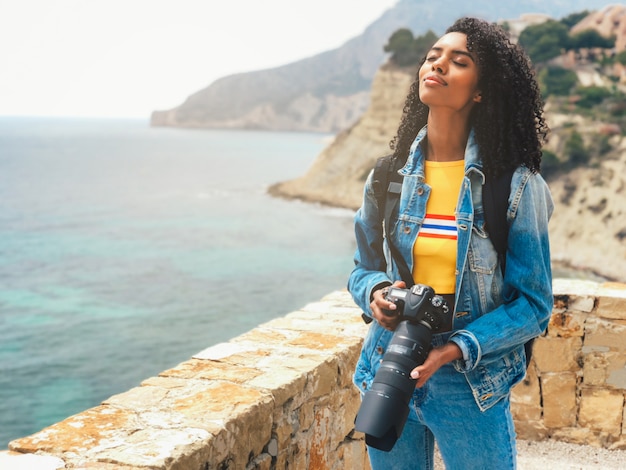 Photographe prenant une photo d'une côte de l'océan