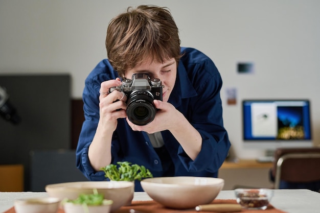 Photographe prenant une photo de nourriture