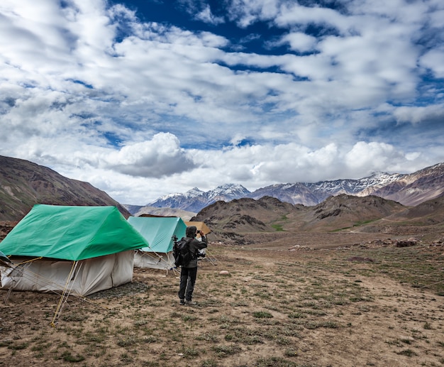 Photographe prenant des photos dans l'Himalaya