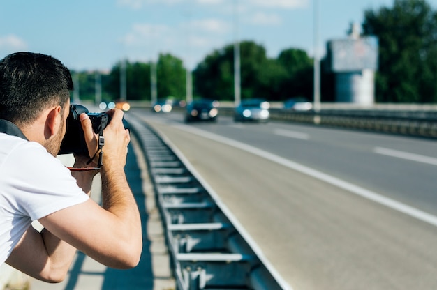 Photo photographe prenant la route