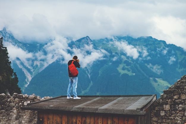 Le photographe prend une photo des montagnes