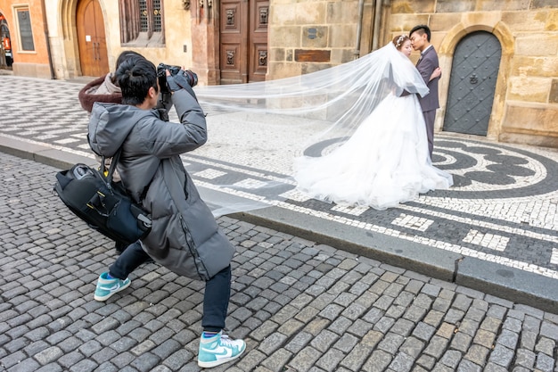 Le Photographe Prend Des Photos D'un Couple De Mariage