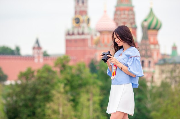 Photographe professionnel prenant une photo de la ville en extérieur