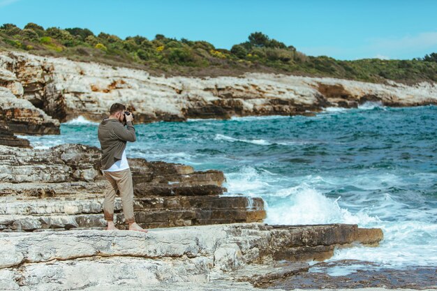 Photographe professionnel tirant sur l'espace de copie de paysage marin