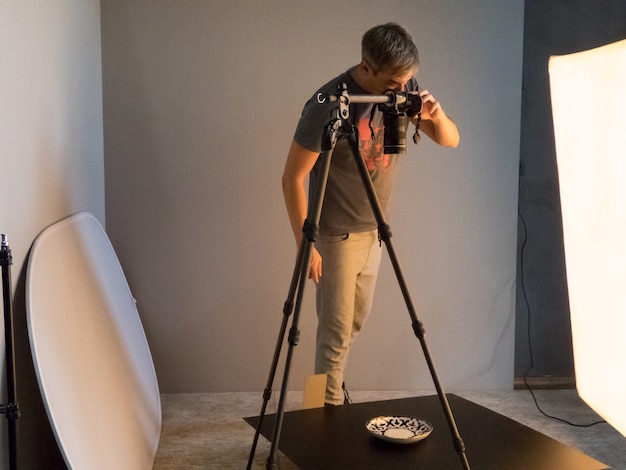 Le photographe remplit la commande en studio. photographie involontaire