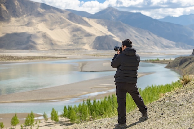 Photographe sur les rives du lac sacré Nam-TSO