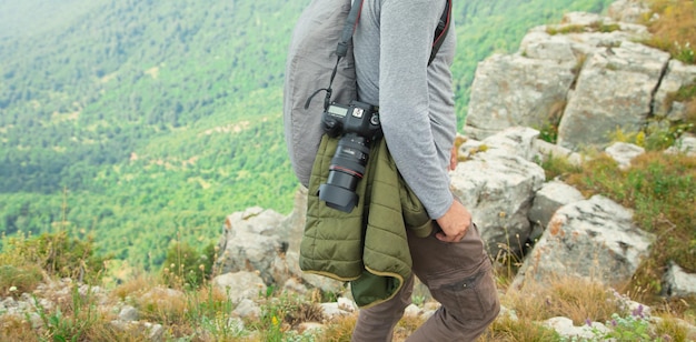 Photographe avec sac à dos et appareil photo numérique dans la nature Voyage Mode de vie actif