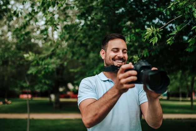 Photographe satisfait vérifiant des photos.