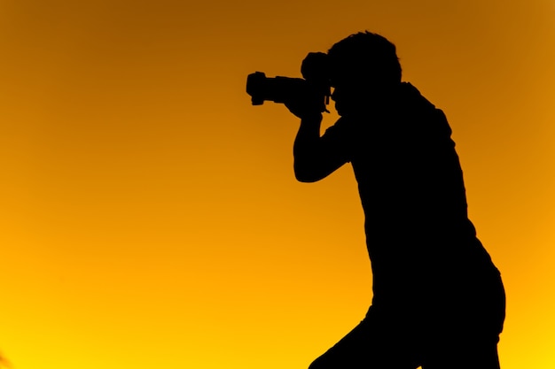 Photo photographe de silhouette à éclairer le matin.