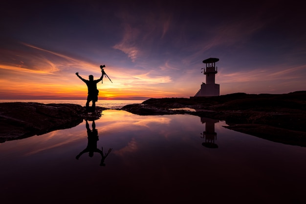 Photo photographe silhouette avec phare