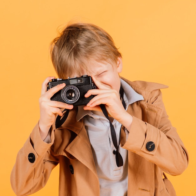 Photographe tête rouge enfant garçon avec photocamera rétro