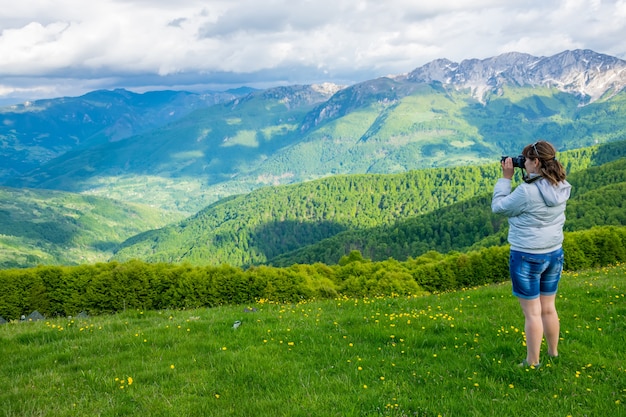 Le photographe tire au sommet de la montagne Komovi au Monténégro