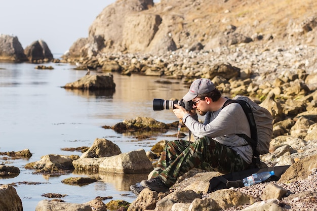 Photographe touristique sur la côte de la mer Noire