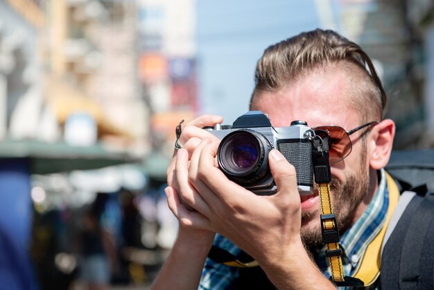 Photographe touristique prenant une photo lors d&#39;un voyage en Asie du Sud-Est