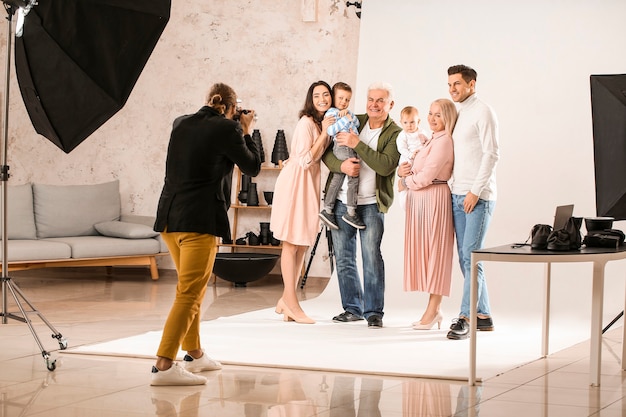 Photographe travaillant en famille en studio