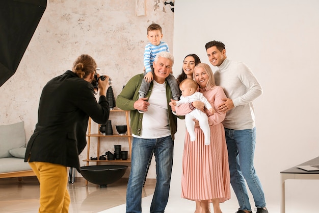 Photographe Travaillant En Famille En Studio