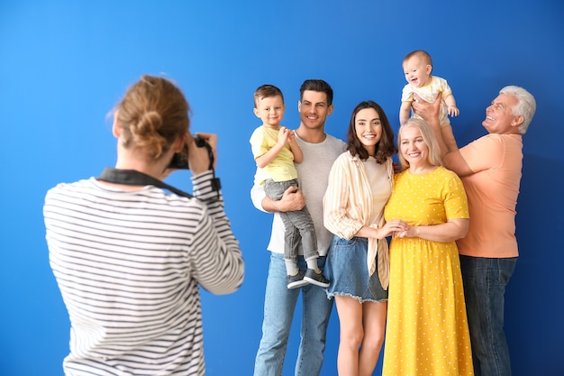 Photographe travaillant en famille en studio