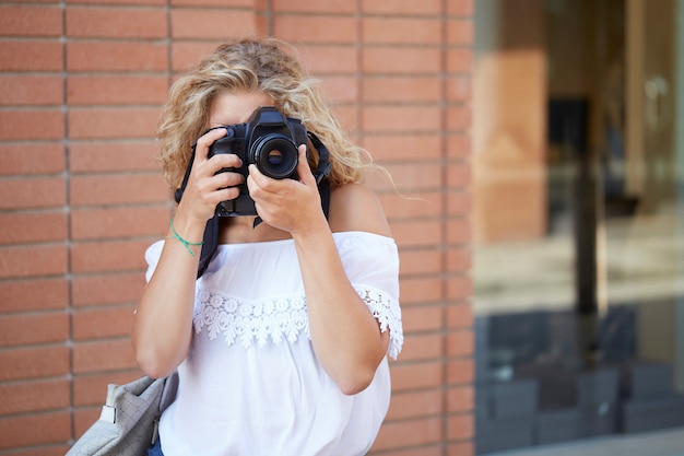 Photographe travaillant en milieu urbain