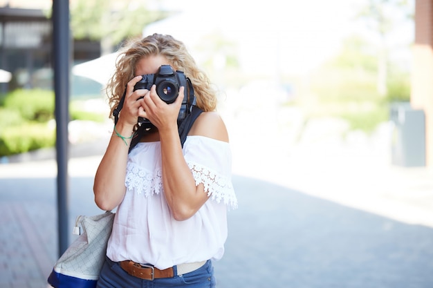 Photographe travaillant en milieu urbain