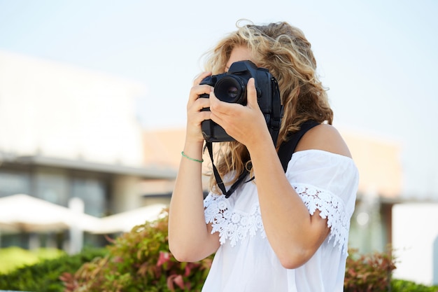 Photographe travaillant en milieu urbain