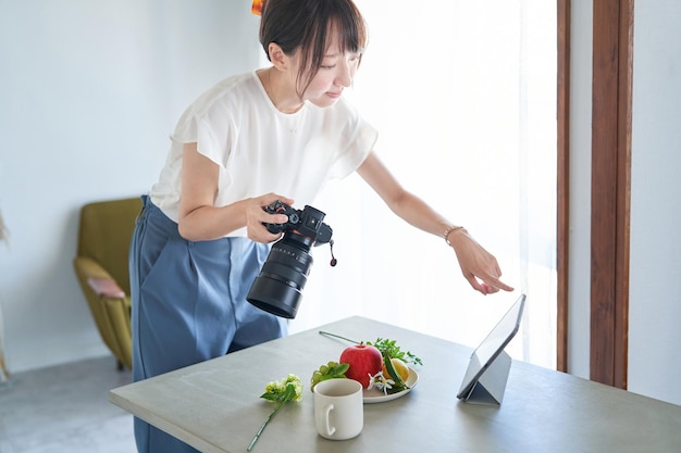 Un photographe vérifiant les photos qu'il a prises sur un moniteur