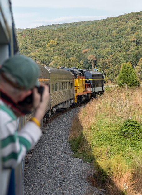 Photographe en voyage en train dans la vallée