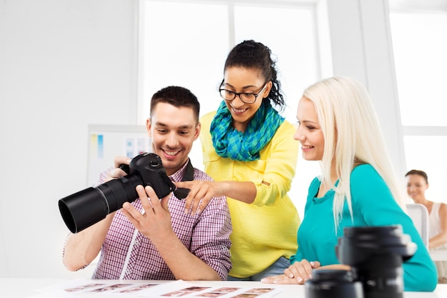 Photo photographes avec un appareil photo dans un studio photo