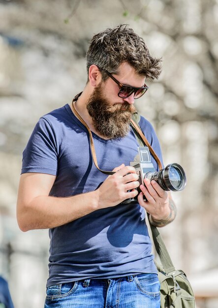 Photographes le choisissant hipster homme en lunettes de soleil d'été équipement photographique rétro Hipster mature avec barbe Homme barbu photographe brutal avec appareil photo photo de journaliste de la nature