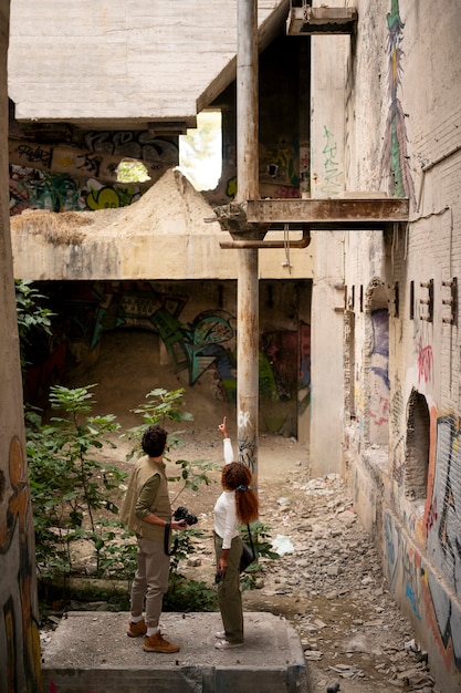 Photo des photographes explorent un lieu abandonné