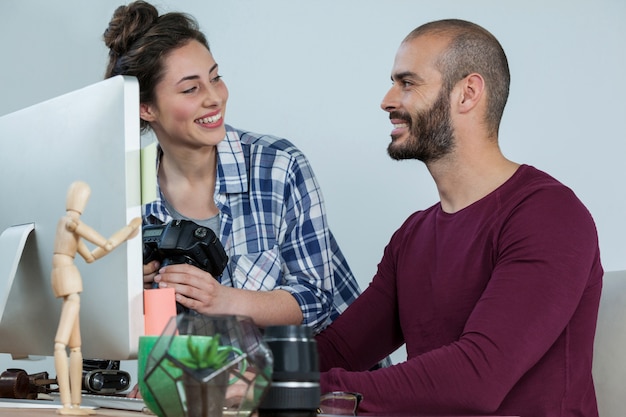 Photographes travaillant au bureau