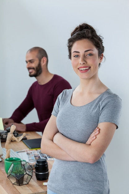 Photographes travaillant au bureau