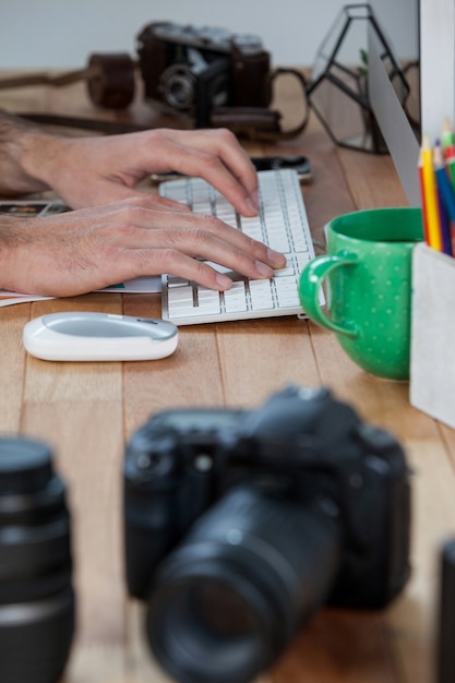 Photographes travaillant au bureau