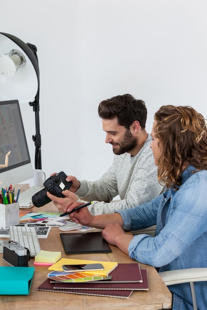 Photographes travaillant ensemble au bureau