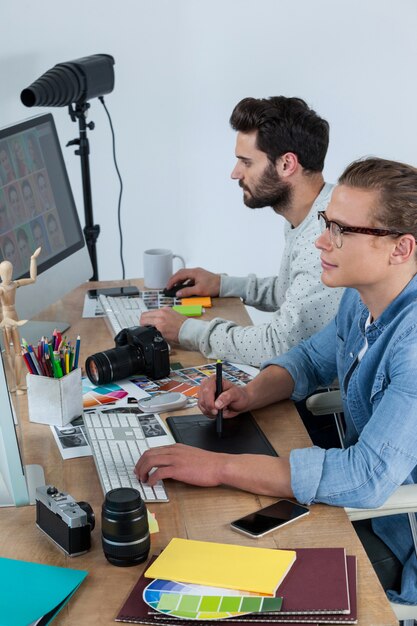 Photo photographes travaillant ensemble au bureau