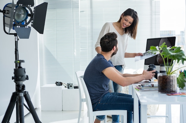 Photographes travaillant ensemble au bureau