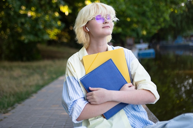 Photographie avec une adolescente avec des livres et des dossiers d'étudiants