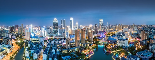 Photographie aérienne de l'architecture urbaine moderne paysage vue nocturne de Wuxi, Chine