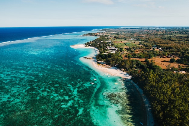 Photographie aérienne de la côte Est de l'île Maurice. Survol du lagon turquoise de l'île Maurice dans la région de Belle Mare. Récif corallien de l'île Maurice. Plage de l'île Maurice.