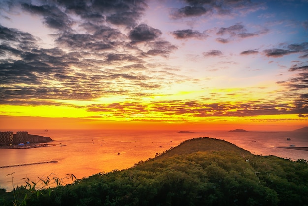 Photographie aérienne du paysage de la baie de Sanya et du coucher du soleil