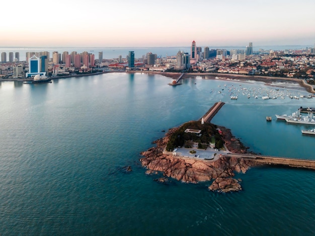 Photographie aérienne du paysage côtier de la vieille ville de Qingdao en Chine