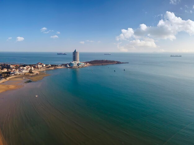 Photographie aérienne du paysage côtier de la vieille ville de Qingdao en Chine