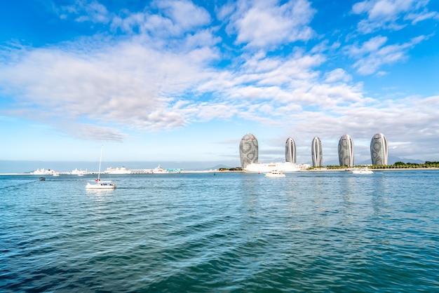 Photographie aérienne du paysage de l'île de Sanya et de l'architecture moderne