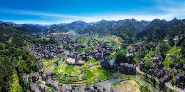 Photographie aérienne du paysage pastoral des anciennes maisons du peuple Dong à Bazhai Chengyang Liuzhou