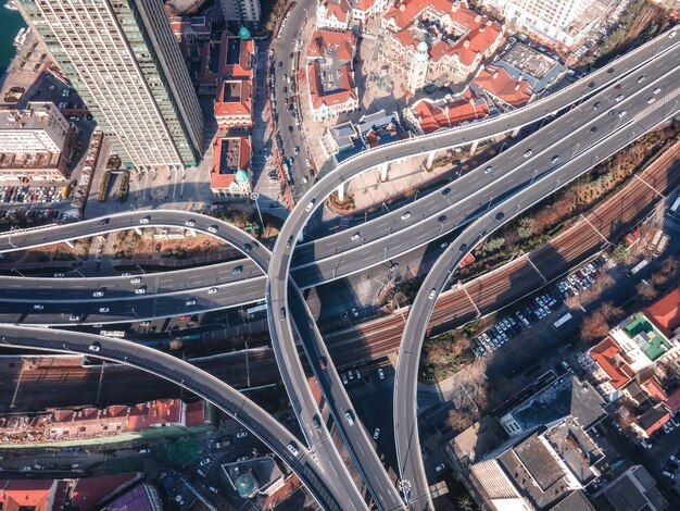 Photographie aérienne du viaduc de paysage de bâtiment urbain