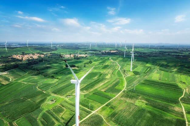 Photographie aérienne éolienne de terres agricoles en plein air