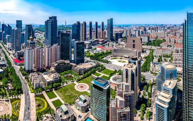 Photographie aérienne de l'horizon de paysage architectural le long de la côte urbaine de Qingdao