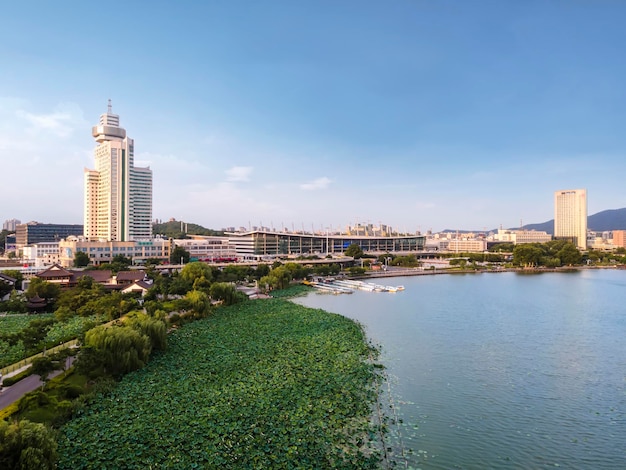 Photographie aérienne des lacs et des bâtiments de la ville de Nanjing en Chine