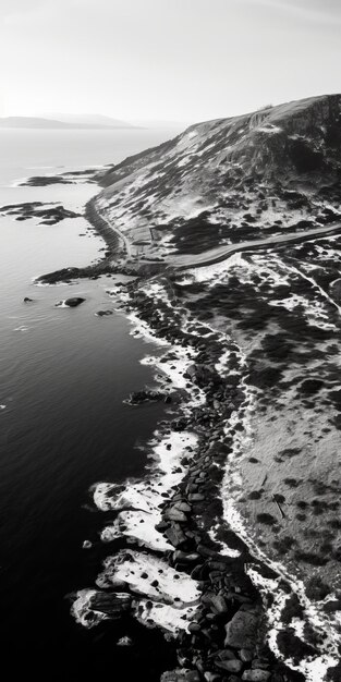 Photographie aérienne noire et blanche poétique de la côte d'hiver