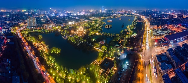 Photographie aérienne des parcs et lacs de la ville moderne à Jinan, Chine